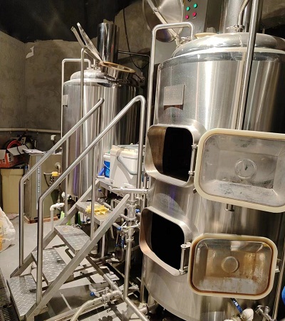 山西500升精酿啤酒设备现场安装